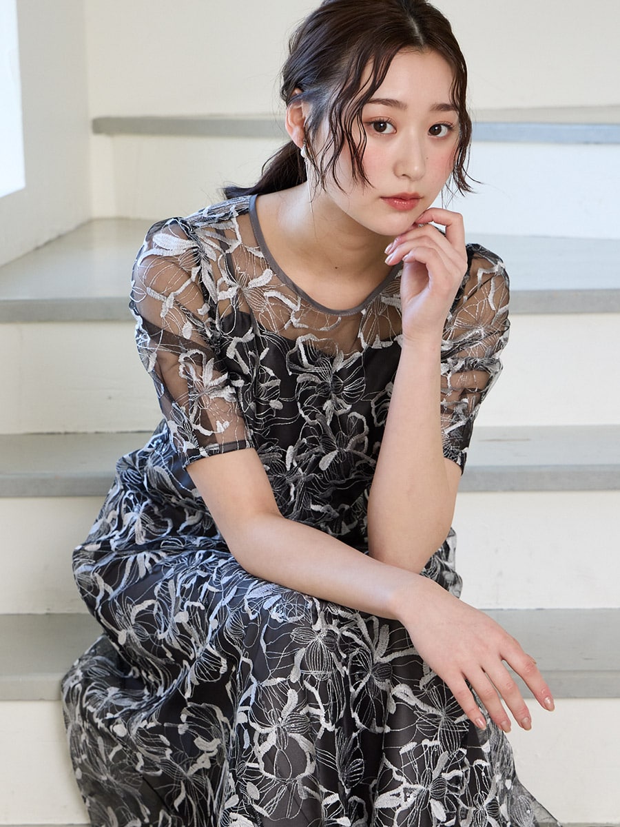 チャコールグレー