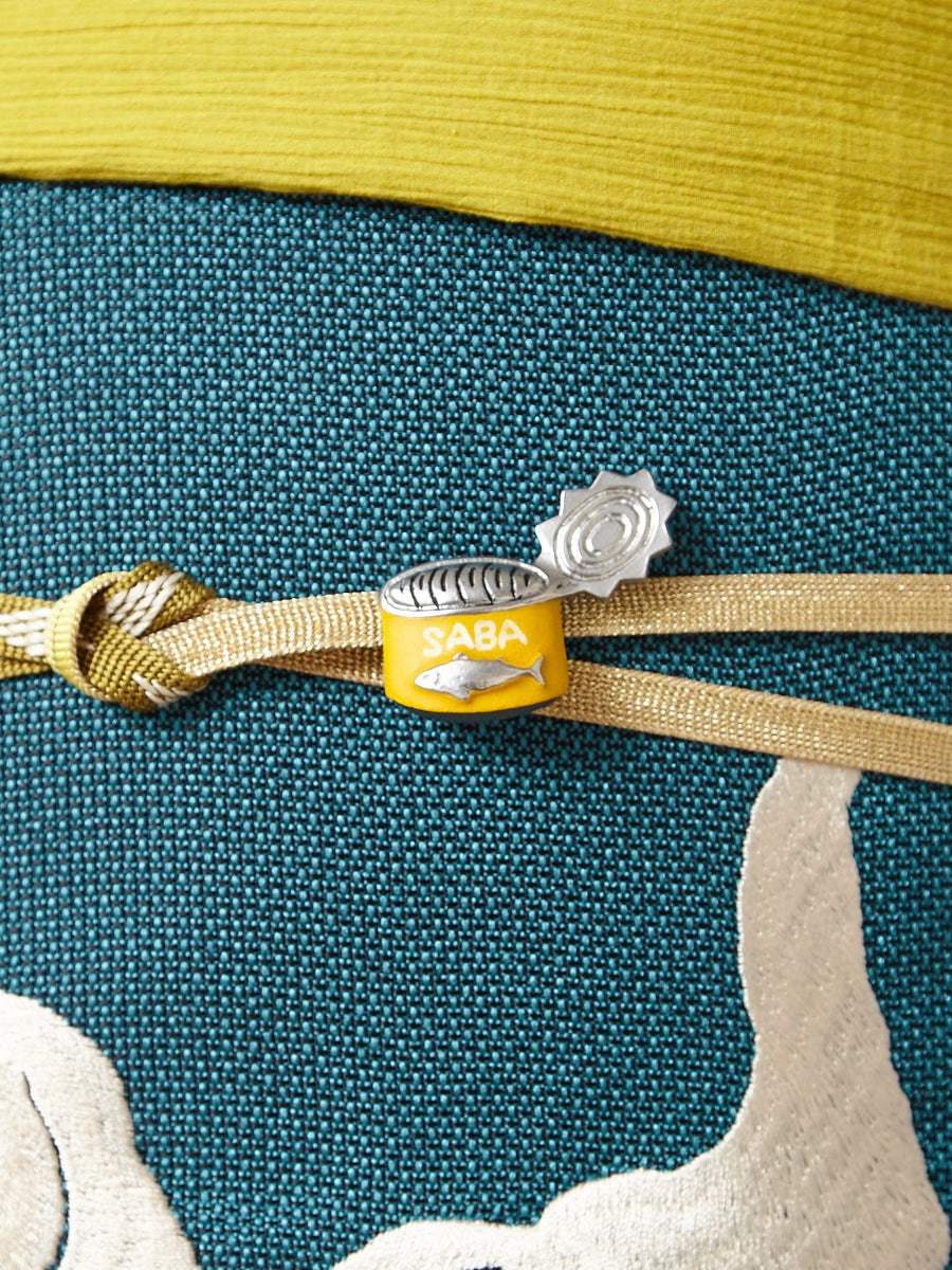 クリームイエロー