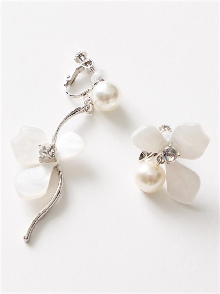 フラワーモチーフアシンメトリーイヤリング|シルバー