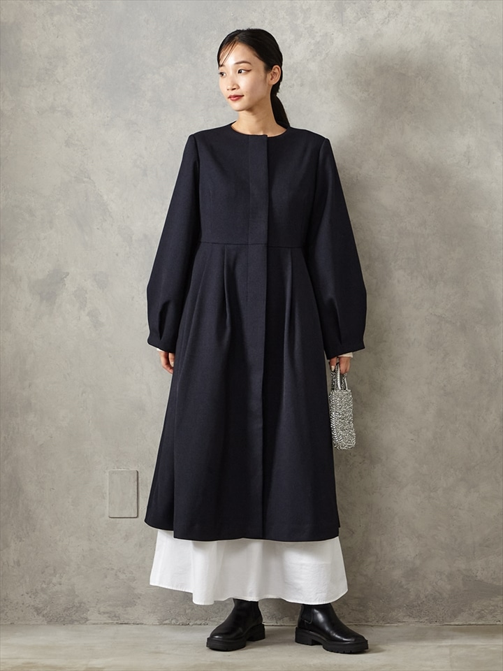 ノーカラーフィット＆フレアロングコート|ネイビー