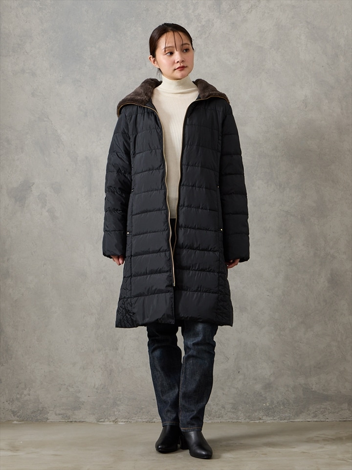 フェイクファーフード付き撥水加工高密度タフタミドル丈ダウン|ブラック