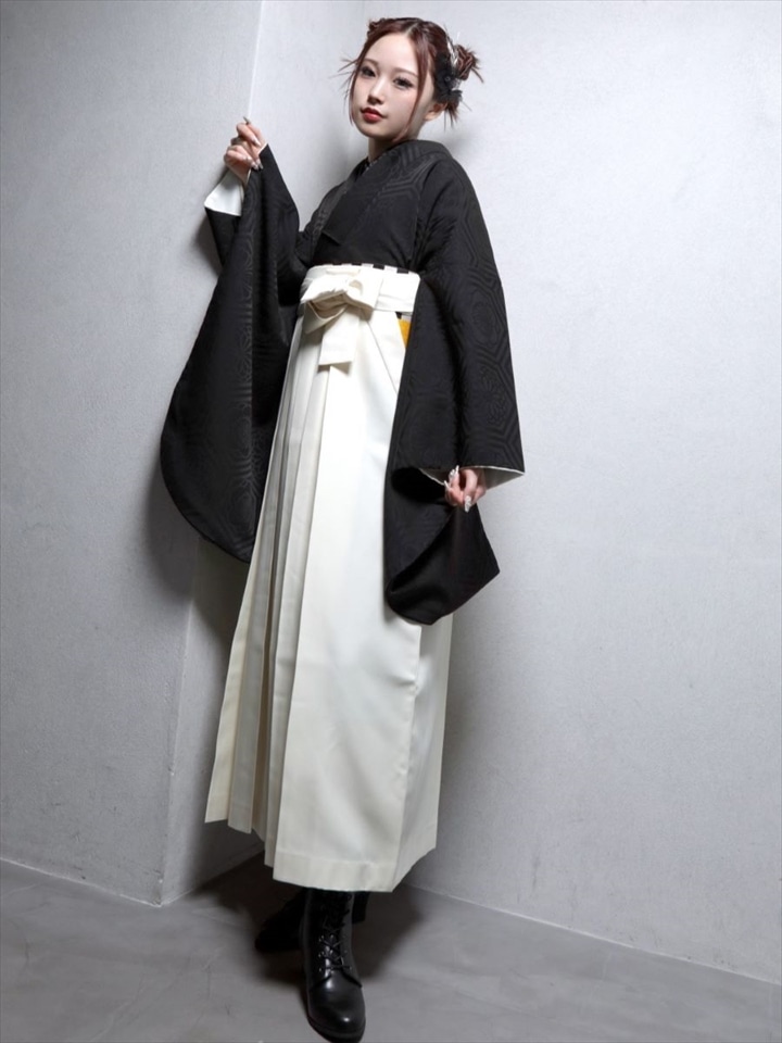 【レンタル商品】レンタル袴「【M0063】華亀甲・黒」|オフホワイト