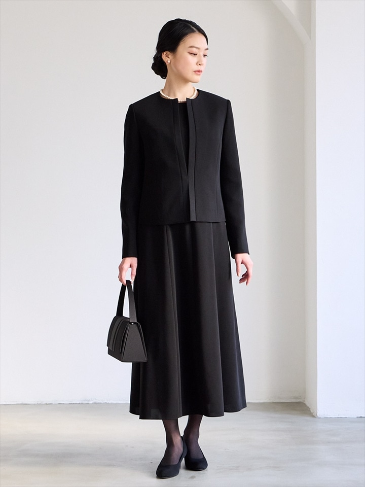 【喪服・礼服】【洗える・マシンウォッシャブル】サテン切り替えノーカラージャケット・Aラインフレアワンピースアンサンブル|ブラック